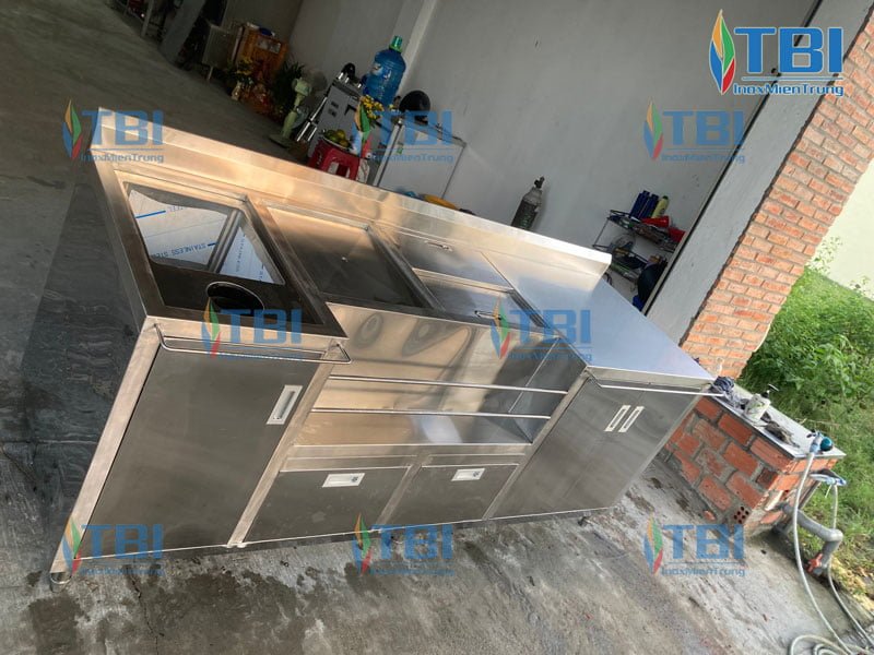 thiet-ke-va-thi-cong-lap-dat-quay-pha-che-bang-inox-inox-mientrung-1