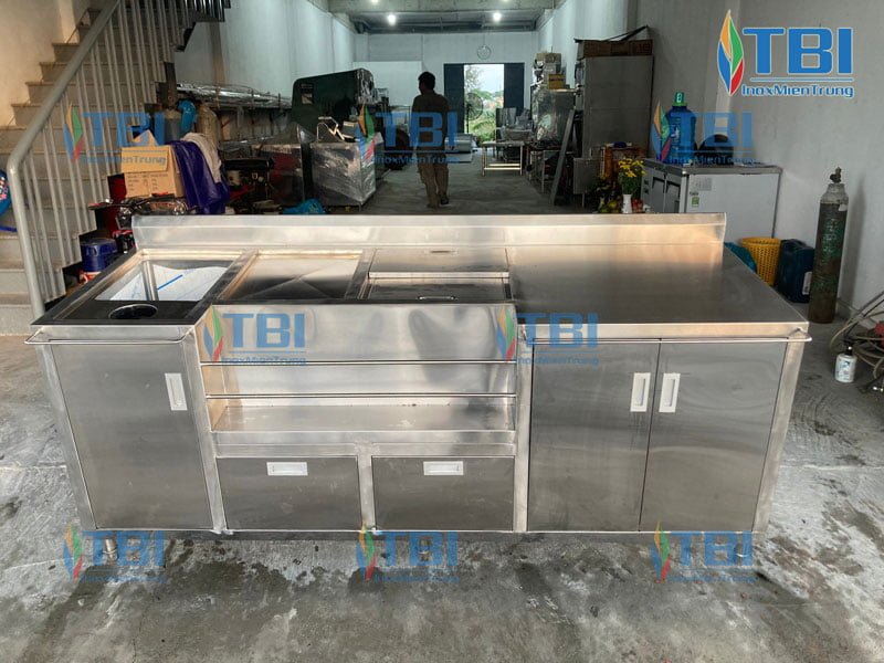 thiet-ke-va-thi-cong-lap-dat-quay-pha-che-bang-inox-inox-mientrung-2