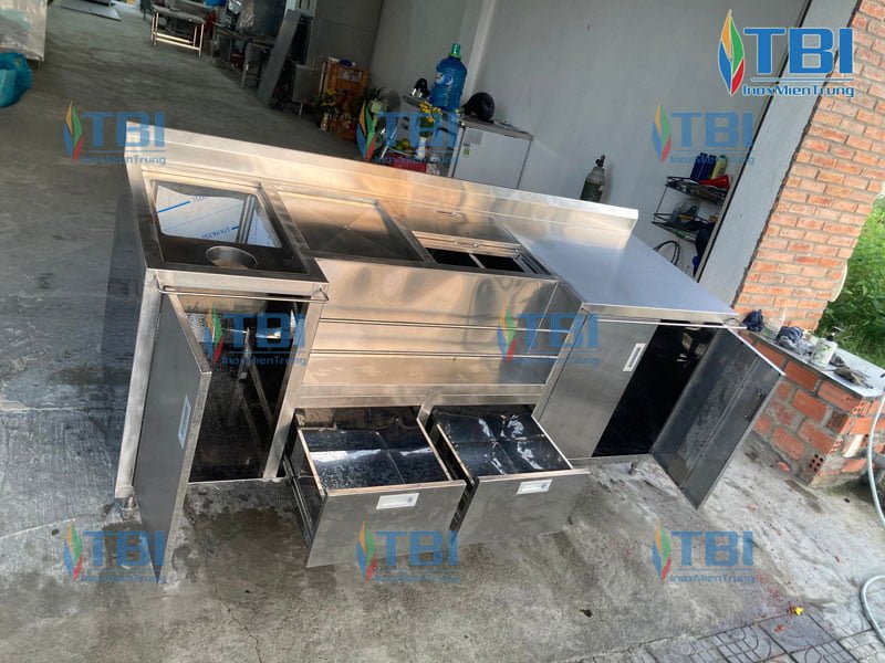 thiet-ke-va-thi-cong-lap-dat-quay-pha-che-bang-inox-inox-mientrung-4