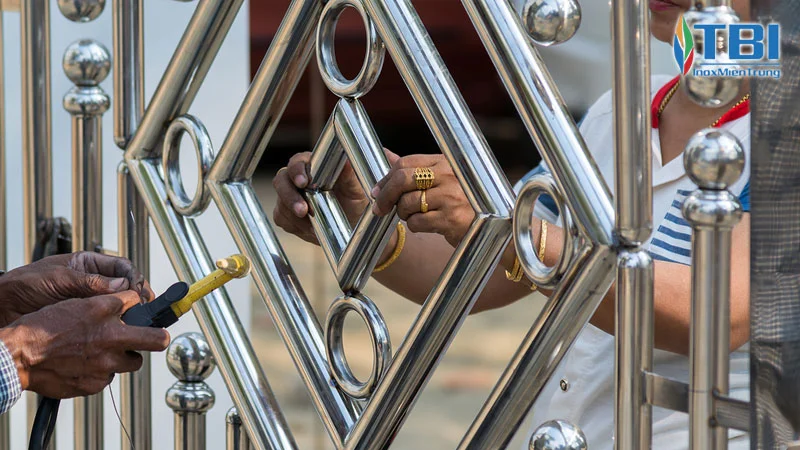 inox-toan-khang-cua-hang-gia-cong-inox-tai-ben-tre-inoxmientrung