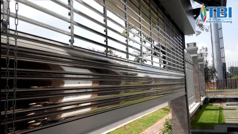 xuong-san-xuat-nhom-kinh-sat-inox-cua-cuon-inoxmientrung