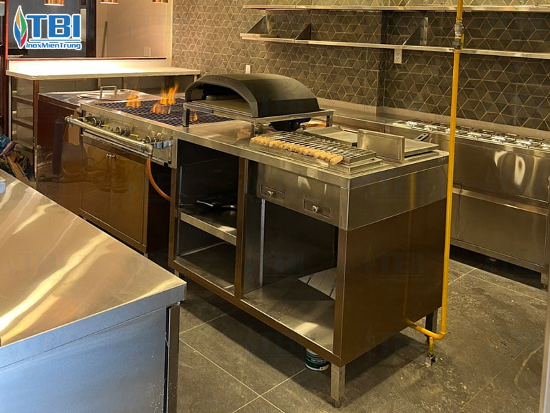 hinh-anh-thuc-te-khong-gian-bep-nha-hang-sau-khi-hoan-thien-3-inoxmientrung