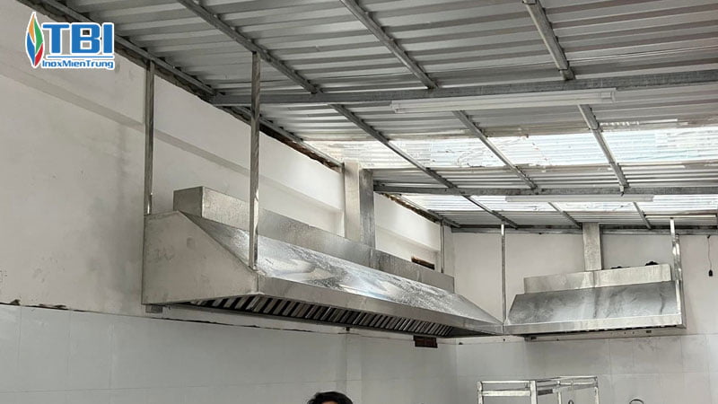 Tai-sao-viec-lap-dat-he-thong-hut-mui-cong-nghiep-la-can-thiet-inoxmientrung