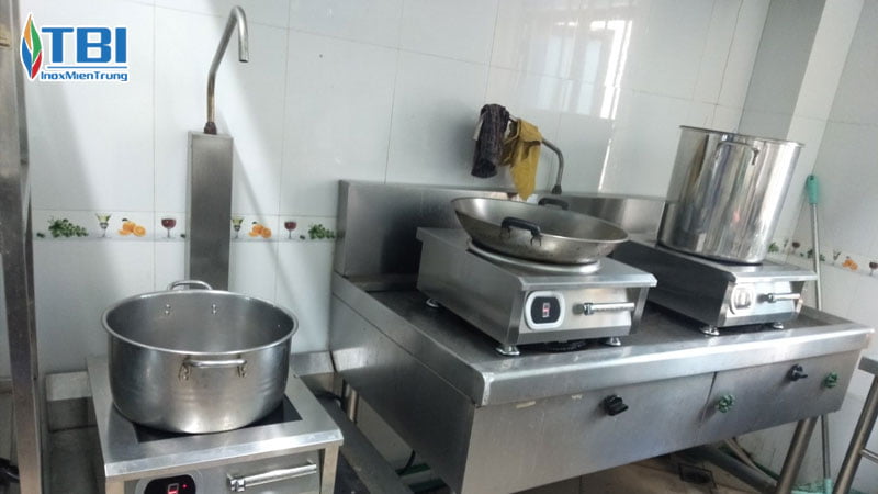 Co-nen-su-dung-bep-tu-cong-nghiep-khong-inoxmientrung