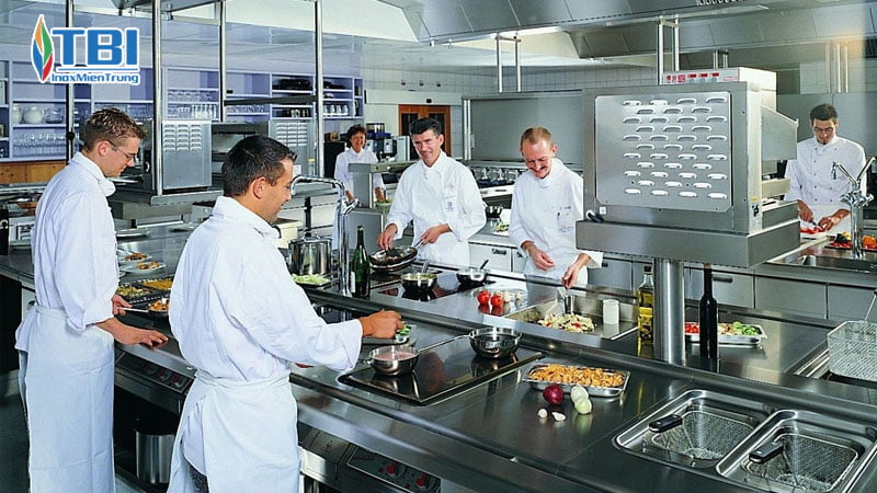 Loi-ich-khi-su-dung-bep-cong-nghiep-trong-kinh-doanh-inoxmientrung