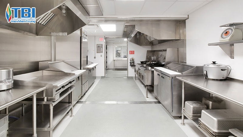 Nhung-tieu-chuan-an-toan-quan-trong-trong-bep-cong-nghiep-inoxmientrung