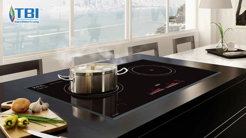 Phan-biet-giua-bep-cong-nghiep-va-bep-gia-dinh-1-inoxmientrung