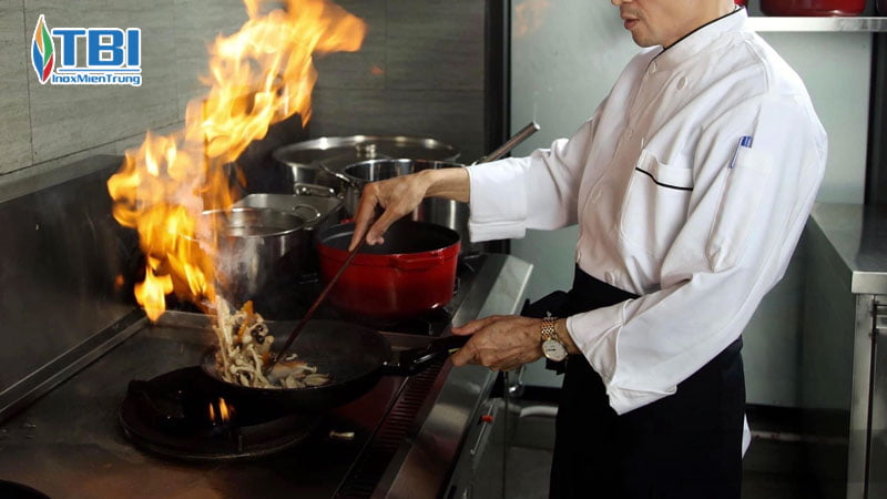Uu-diem-khi-su-dung-bep-cong-nghiep-inoxmientrung