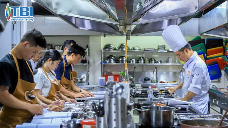 Cac-bien-phap-an-toan-cho-nhan-vien-bep-inoxmientrung