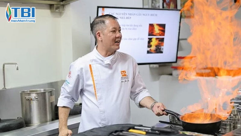 Cac-dang-nguy-hiem-co-the-xay-ra-o-bep-inoxmientrung