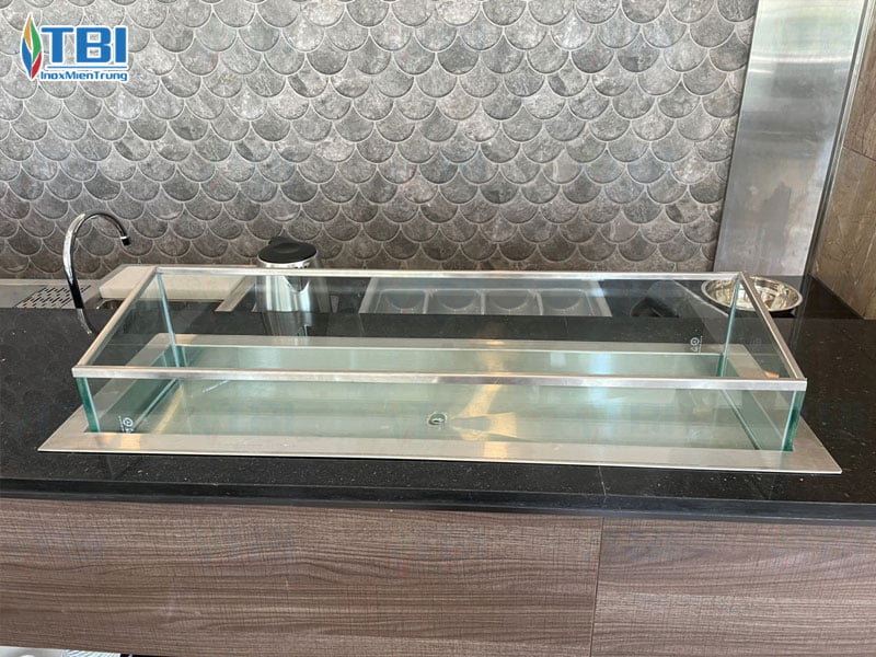 Dac-diem-cua-khay-kinh-trung-bay-hai-san-inoxmientrung