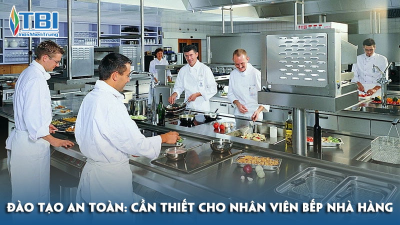 Dao-tao-an-toan-can-thiet-cho-nhan-vien-bep-nha-hang-inoxmientrung