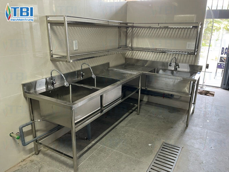 Hinh-anh-cong-trinh-bep-nha-hang-nhat-misaki-sushi-bar-grill-2-inoxmientrung