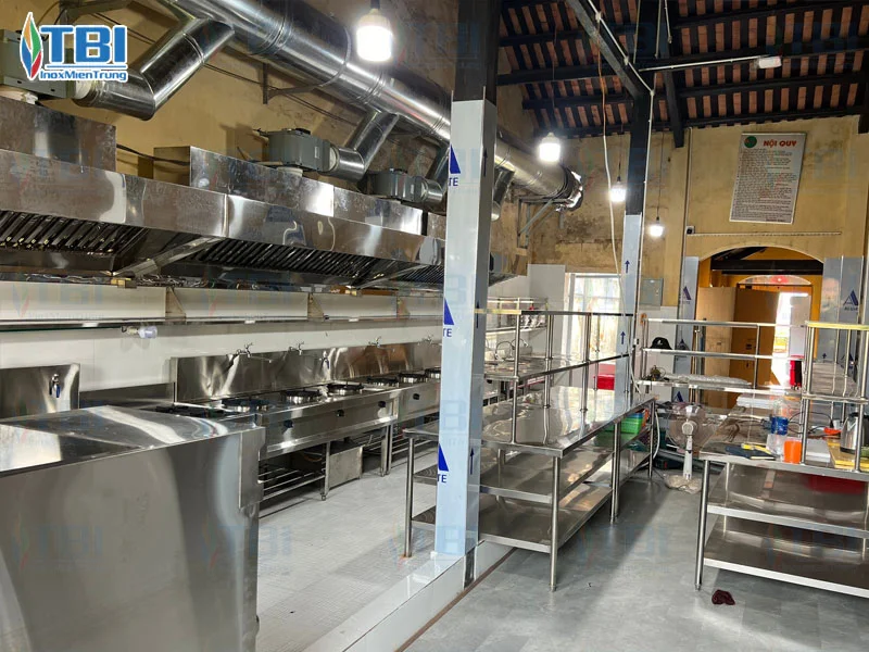 Hinh-anh-thuc-te-cua-bep-nha-hang-met-hoi-an-khi-hoan-thien-1-inoxmientrung