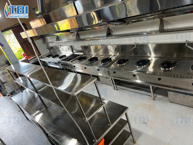 Hinh-anh-thuc-te-cua-bep-nha-hang-met-hoi-an-khi-hoan-thien-2-inoxmientrung