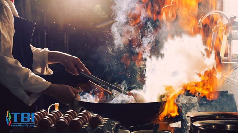 Loi-ich-cua-viec-dao-tao-an-toan-cho-nhan-vien-bep-inoxmientrung