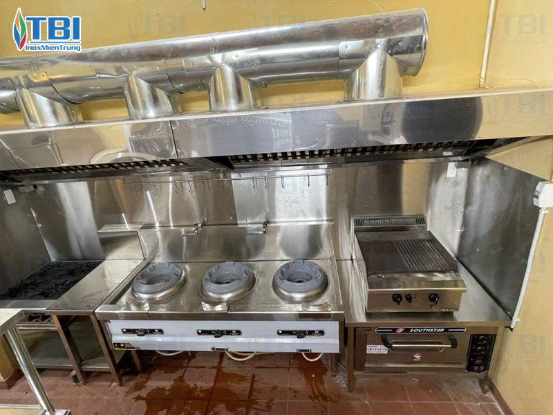 Mot-so-hinh-anh-thuc-te-cho-du-an-thi-cong-bep-nha-hang-nhat-ngoi-hoi-an-1-inoxmientrung