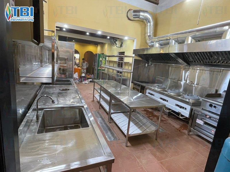 Mot-so-hinh-anh-thuc-te-cho-du-an-thi-cong-bep-nha-hang-nhat-ngoi-hoi-an-2-inoxmientrung