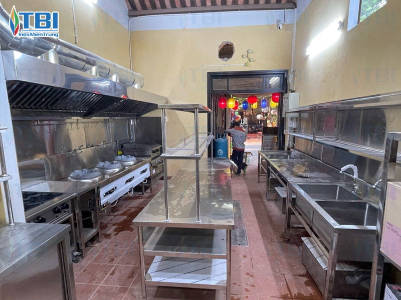 Mot-so-hinh-anh-thuc-te-cho-du-an-thi-cong-bep-nha-hang-nhat-ngoi-hoi-an-inoxmientrung