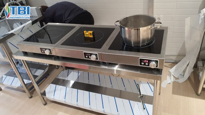 Tac-hai-cua-viec-khong-tuan-thu-ve-sinh-trong-bep-cong-nghiep-1-inoxmientrung