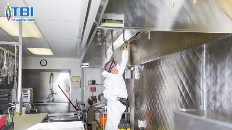Tai-sao-nen-tien-hanh-ve-sinh-bep-cong-nghiep-thuong-xuyen-inoxmientrung