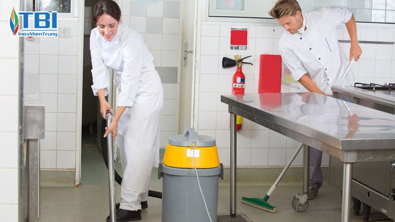 Tam-quan-trong-cua-viec-giu-ve-sinh-thiet-bi-bep-inoxmientrung