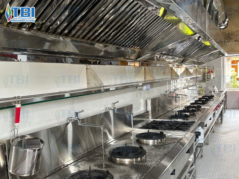 Thi-cong-va-hoan-thien-bep-nha-hang-met-hoi-an-inoxmientrung