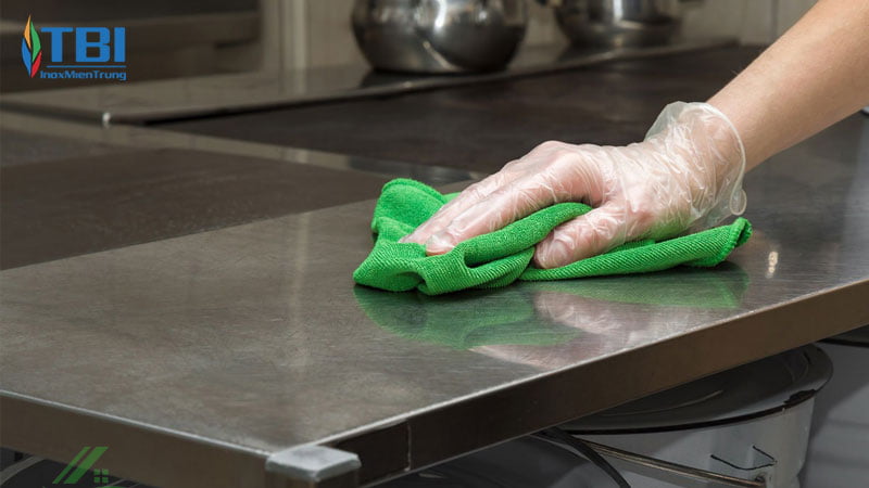 Ve-sinh-thiet-bi-bep-cong-nghiep-inoxmientrung