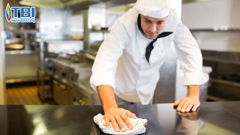 Ve-sinh-va-bao-tri-thiet-bi-bep-cong-nghiep-inoxmientrung