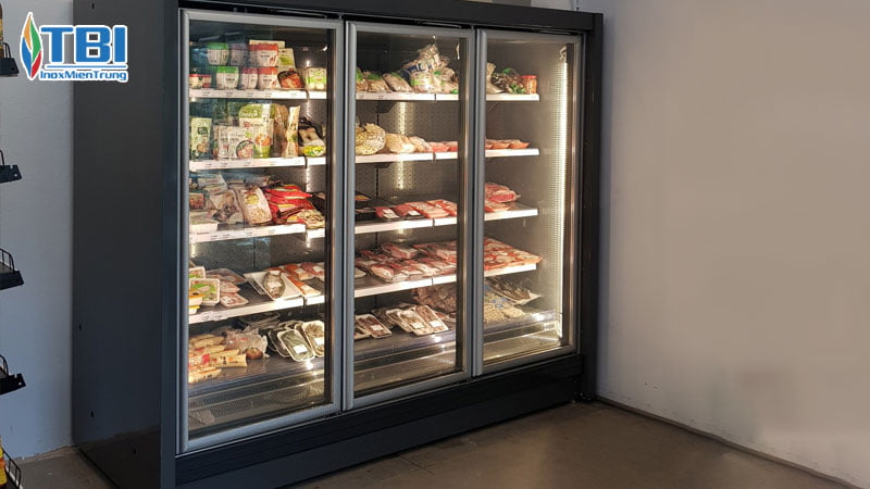 Vi-sao-can-su-dung-tu-trung-bay-dong-lanh-inoxmientrung