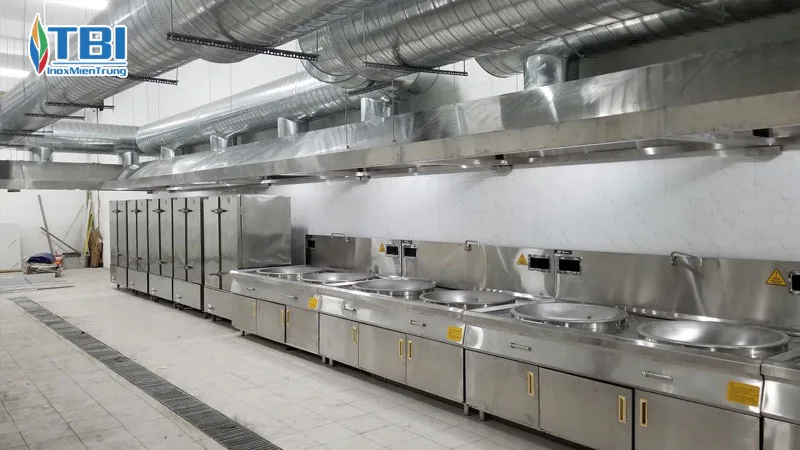 Cach-thiet-ke-khong-gian-bep-cong-nghiep-voi-thiet-bi-inox-inoxmientrung