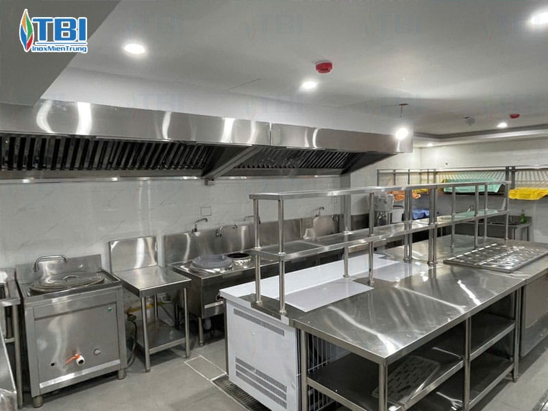 Thi-cong-hoan-thien-bep-nha-hang-han-quoc-da-vien-inoxmientrung