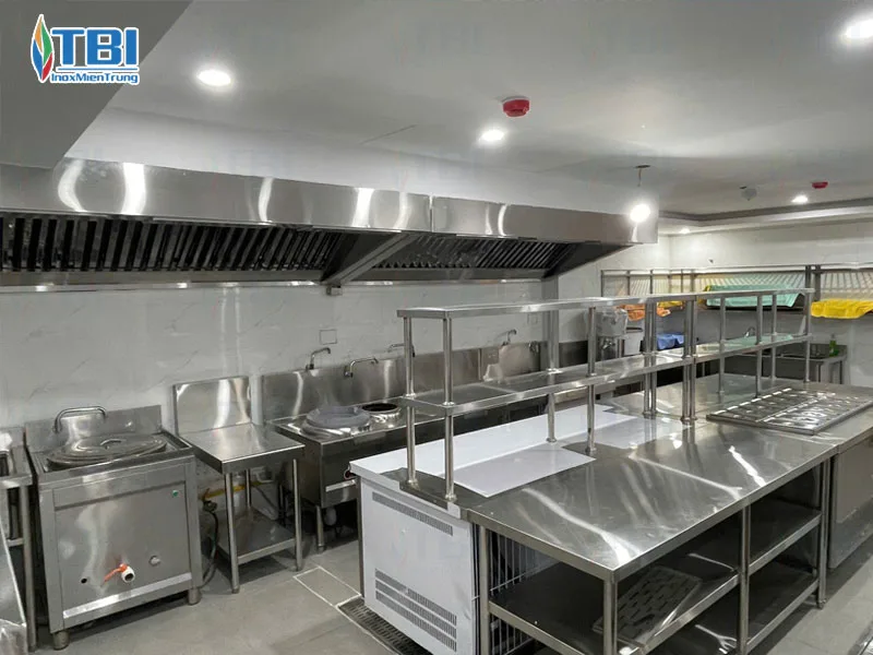 Thi-cong-hoan-thien-bep-nha-hang-han-quoc-da-vien-inoxmientrung