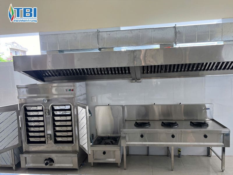 Trien-khai-thi-cong-va-lap-dat-thiet-bi-bep-cong-nghiep-inoxmientrung