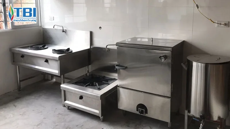 Uu-diem-cua-viec-thiet-ke-khong-gian-bep-cong-nghiep-voi-thiet-bi-inox-1-inoxmientrung