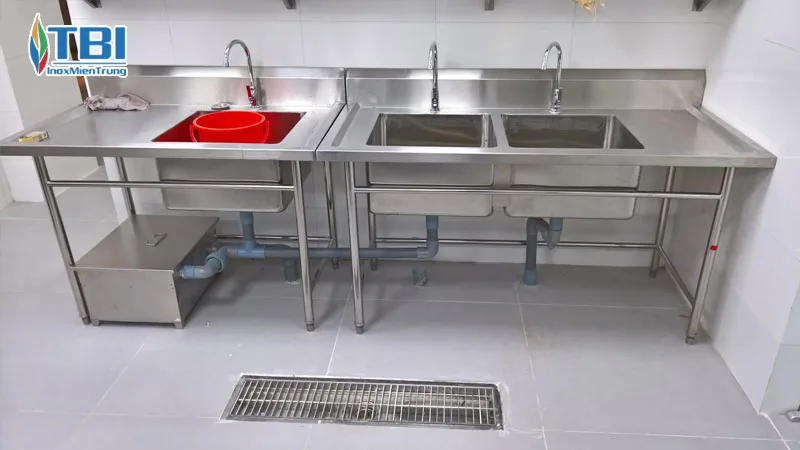Tai-sao-thiet-bi-inox-chat-luong-lai-duoc-ua-chuong-tai-cac-khu-bep-cong-nghiep-inoxmientrung