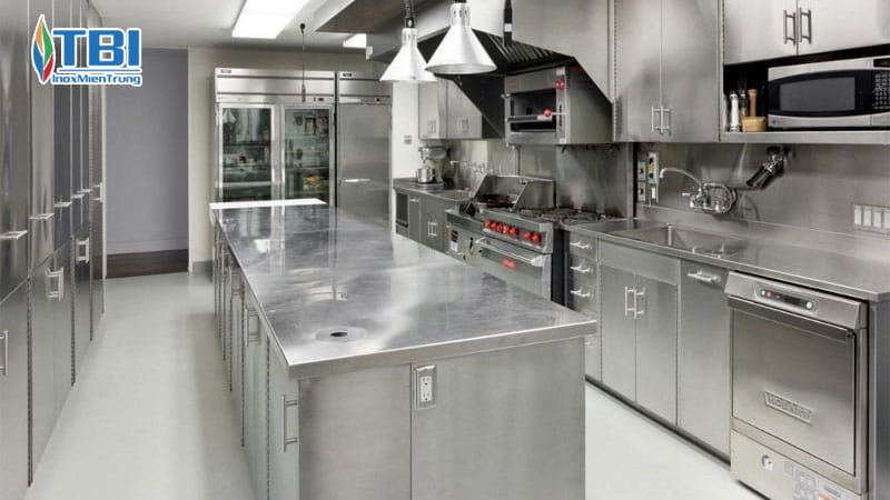 Tam-quan-trong-cua-cac-dung-cu-nha-bep-cong-nghiep-inoxmientrung