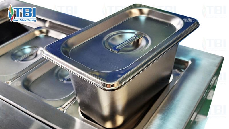 Tinh-nang-cua-thung-da-inox-co-chan-kem-khay-topping-tbi-28-inoxmientrung