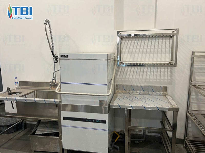 Hinh-anh-thuc-te-cua-cong-trinh-bep-khach-san-yzistel-hoi-an-2-inoxmientrung