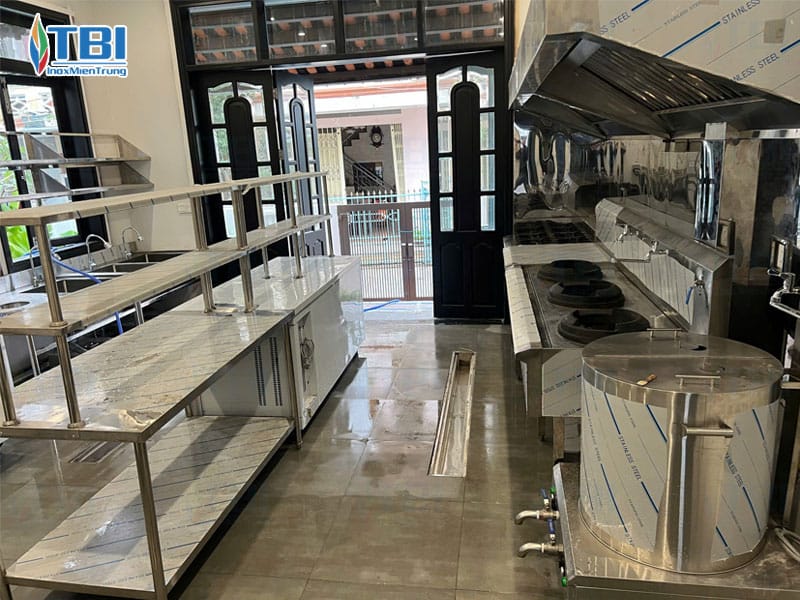 Thi-cong-bep-nha-hang-cua-khach-san-yzistel-hoi-an-inoxmientrung