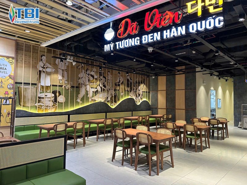 Trien-khai-thi-cong-hoan-thien-bep-nha-hang-da-vien-inoxmientrung