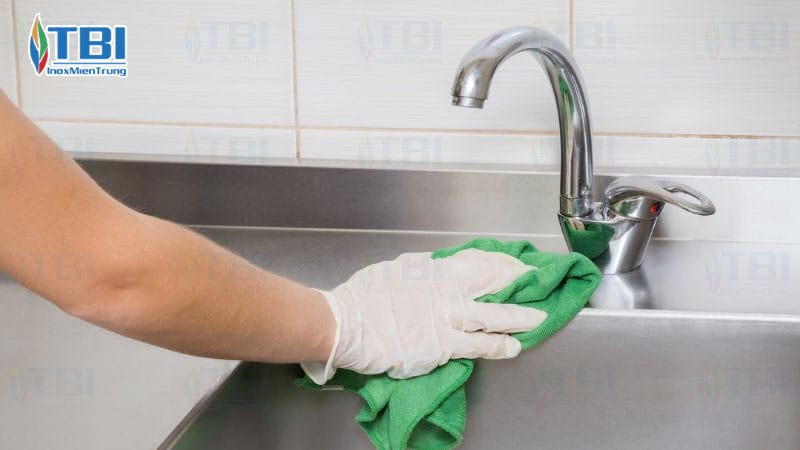 Luu-y-khi-ve-sinh-thiet-bi-inox-tai-nha-inoxmientrung