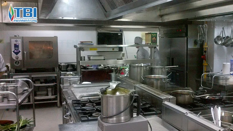 Tieu-chuan-lua-chon-thiet-bi-inox-cho-bep-cong-nghiep-inoxmientrung