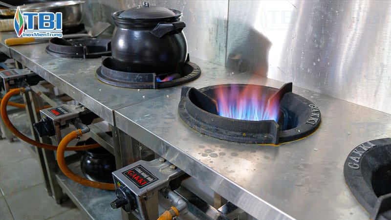 Bep-gas-khong-bat-lua-hoac-lua-chay-khong-binh-thuong-co-mui-gas-inoxmientrung