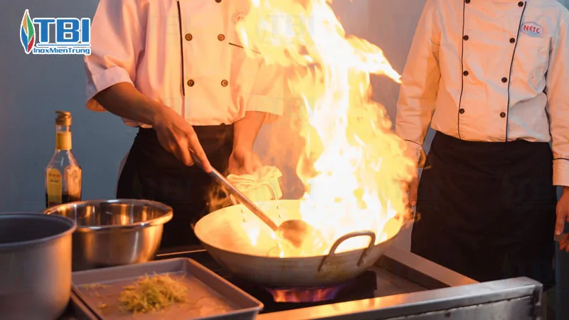 Cach-han-che-tinh-trang-bep-ga-cong-nghiep-bi-tat-lua-giua-chung-inoxmientrung
