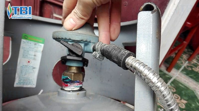 Cach-khac-phuc-tinh-trang-muoi-than-o-bep-ga-cong-nghiep-inoxmientrung