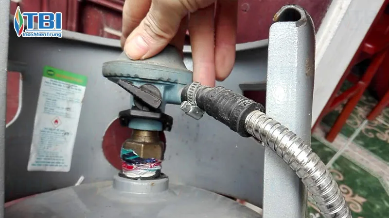 Cach-khac-phuc-tinh-trang-muoi-than-o-bep-ga-cong-nghiep-inoxmientrung