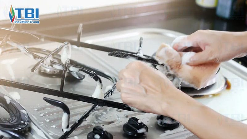 Cach-ve-sinh-bep-ga-cong-nghiep-am-inoxmientrung