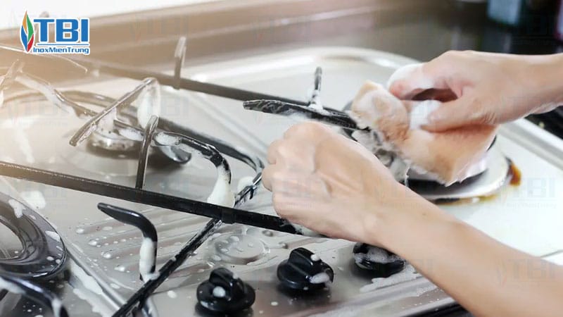 Cach-ve-sinh-bep-ga-cong-nghiep-dung-ky-thuat-inoxmientrung