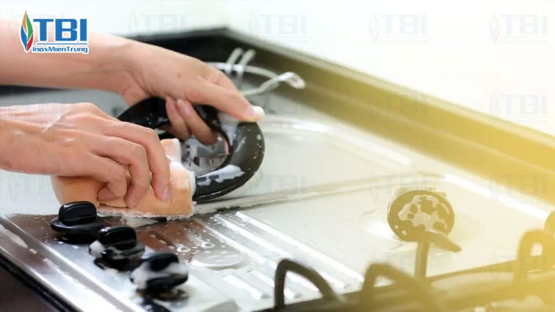 Cach-ve-sinh-mam-chia-lua-bep-ga-cong-nghiep-hieu-qua-inoxmientrung